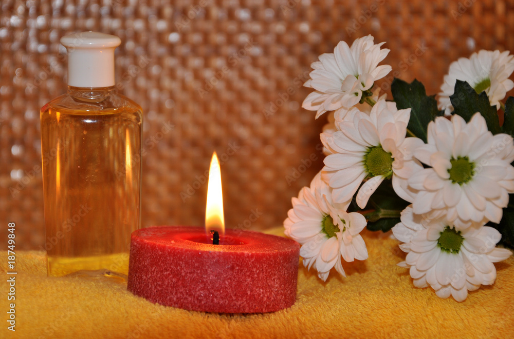 Massageöl und Kerze Stock Photo | Adobe Stock