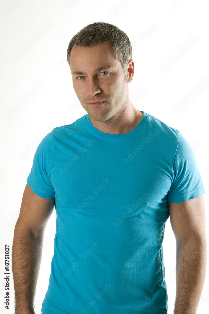 Fototapeta premium Mann mit Türkisen T-Shirt