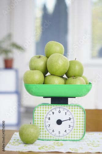 Konstfotografi green apples on kitchen scale food fruit