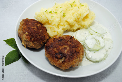 Frikadellen mit Kartoffelbrei und Gurkensalat