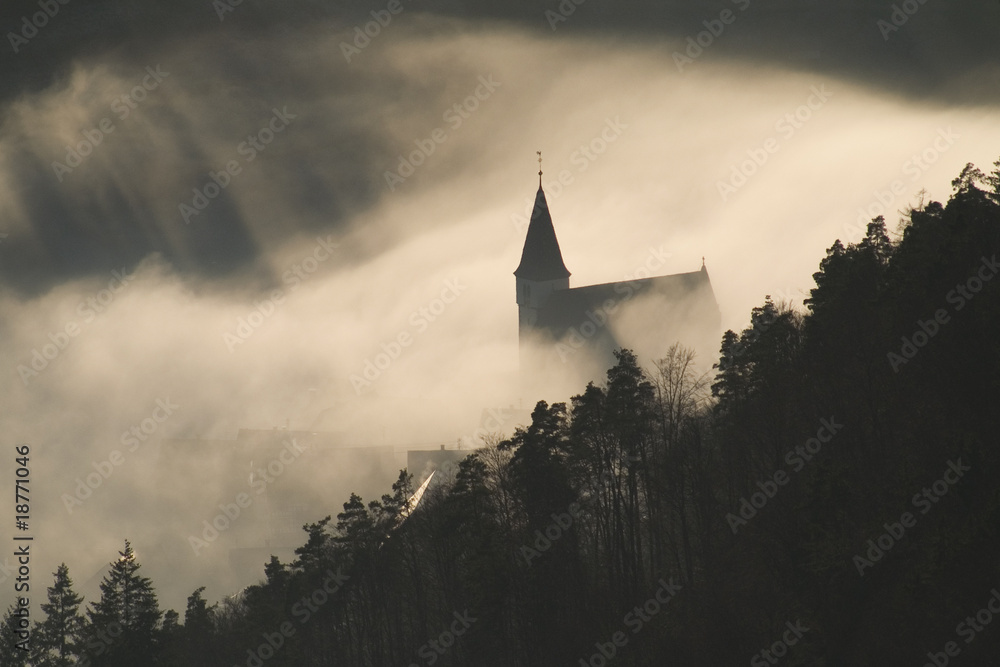 Fototapeta premium Kirche im Nordschwarzwald im Nebel