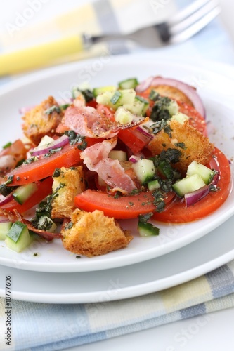 Salat mit Gemüse, Bacon und Brot