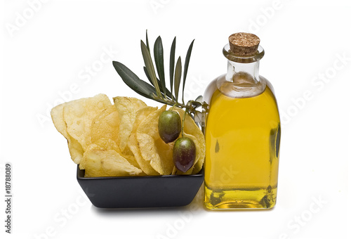 Patatas y olivas. photo