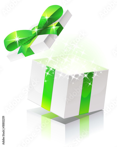 Ouverture d'un cadeau au ruban vert (reflet)