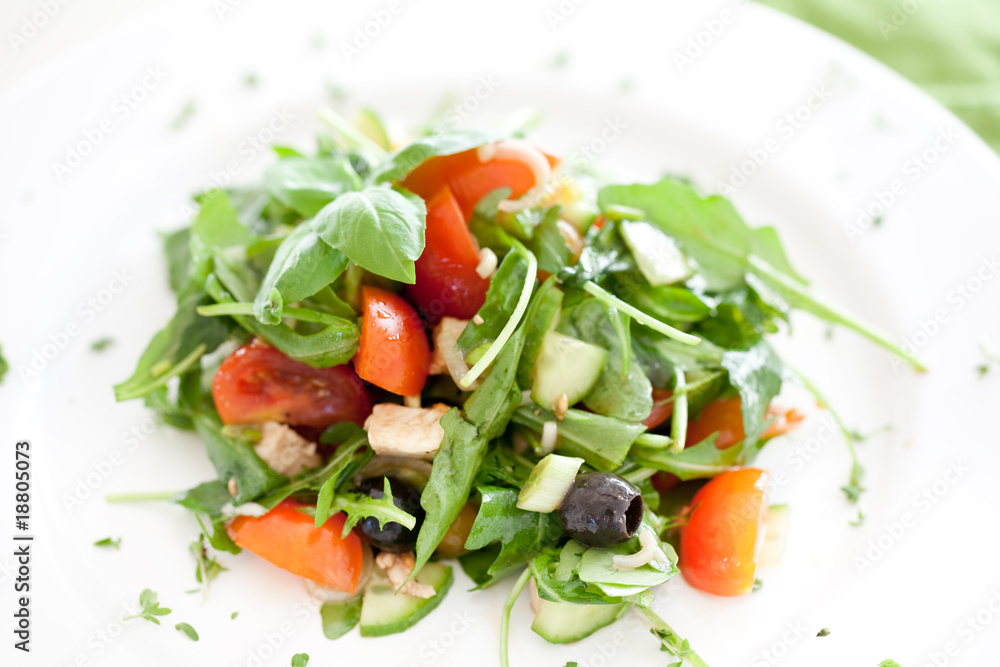 Gemischter Salat auf weißem Teller von oben