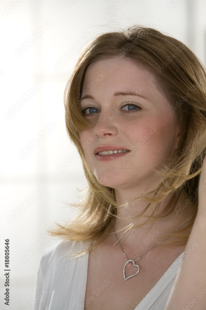 Frau,schaut vorsichtig in die Kamera,Portrait