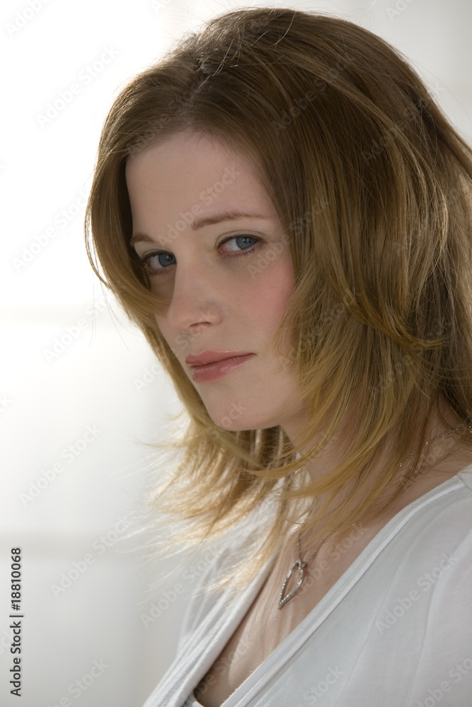 Frau,Portrait Frau beobachtend in die Kamera Frau,Portrait Frau beobachtend in die Kamera