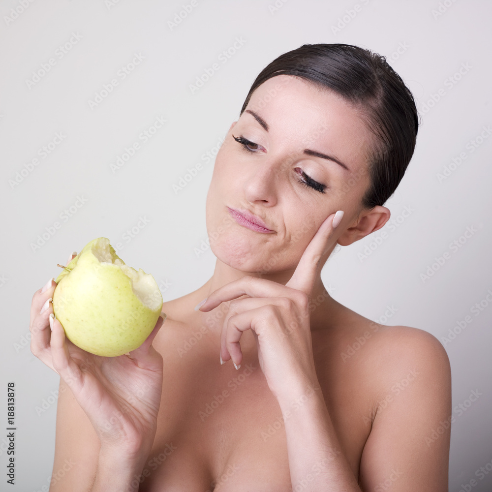 jeune femme nue mangeant une pomme jeune femme nue mangeant une pomme