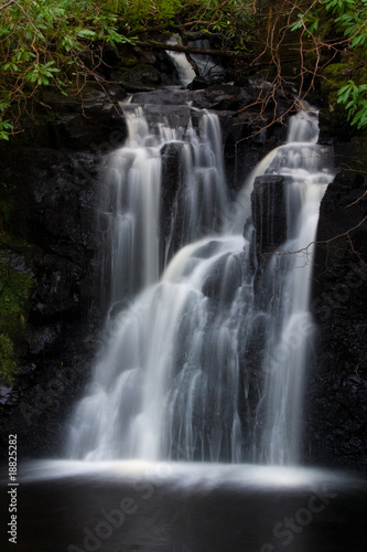 Fototapeta Naklejka Na Ścianę i Meble -  Dunvagan castle waterfall