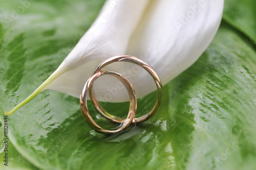 calla lily and wedding rings