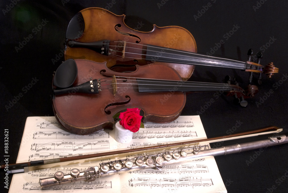 Naklejka premium Viola, violino, flauto traverso e spartito