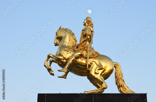 Goldener Reiter in Dresden mit Mond über dem Kopf photo