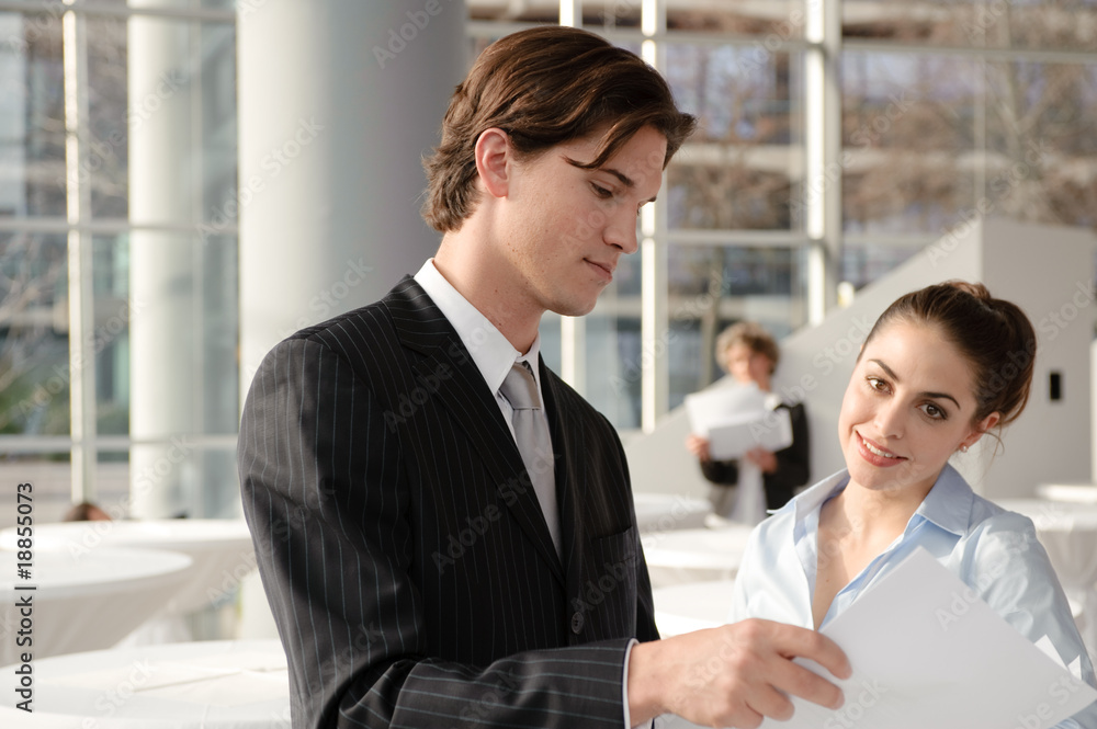 business team bespricht sich mit unterlagen in der hand business team bespricht sich mit unterlagen in der hand
