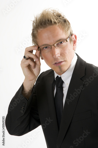 Mann mit Brille und Anzug