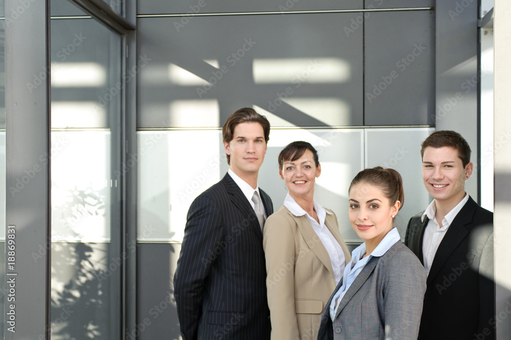 freundliches business team in büro mit sonne freundliches business team in büro mit sonne