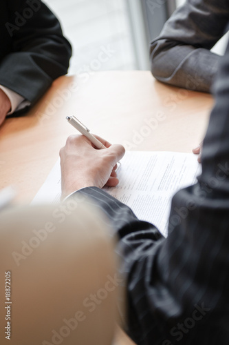 geschäftsfmann unterzeichnet vertrag mit links im team