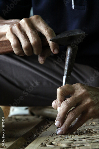 détail mains sculpteur sur bois