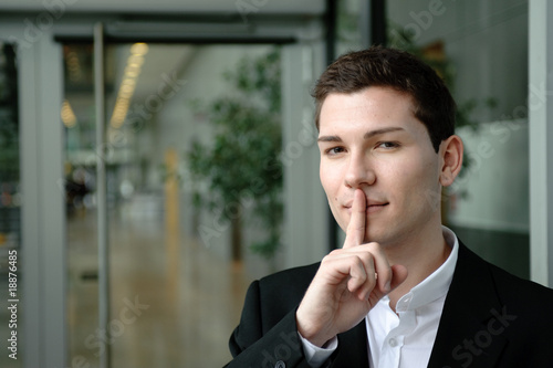 geschäftsmann legt finger auf lippen, geheimnis!