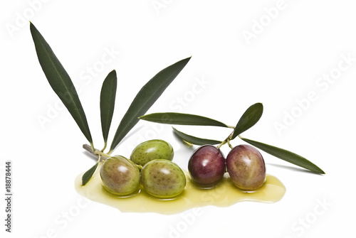 Aceitunas sobre aceite de oliva.