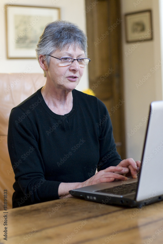 femme retraitée qui travaille sur son ordinateur femme retraitée qui travaille sur son ordinateur