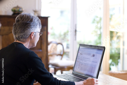femme retraitée qui passe une commande sur internet