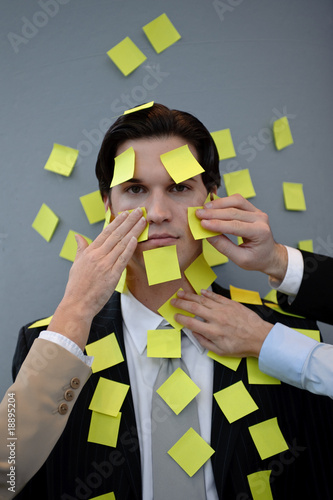 stress von business mann mit post ist im gesicht