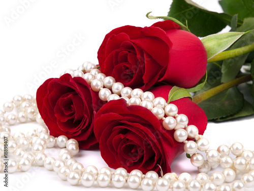 Red rose and pearls