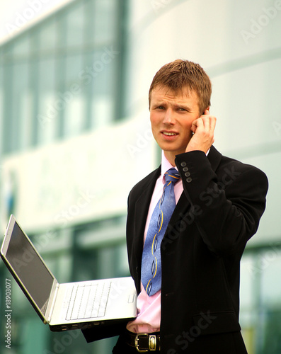 Young businessman calling on mobile phone, outdoor
