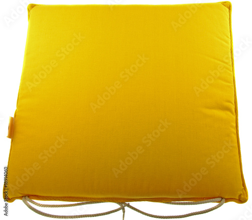 coussin jaune transat fond blanc photo