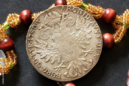 Foto Monnaie d'argent sur un collier