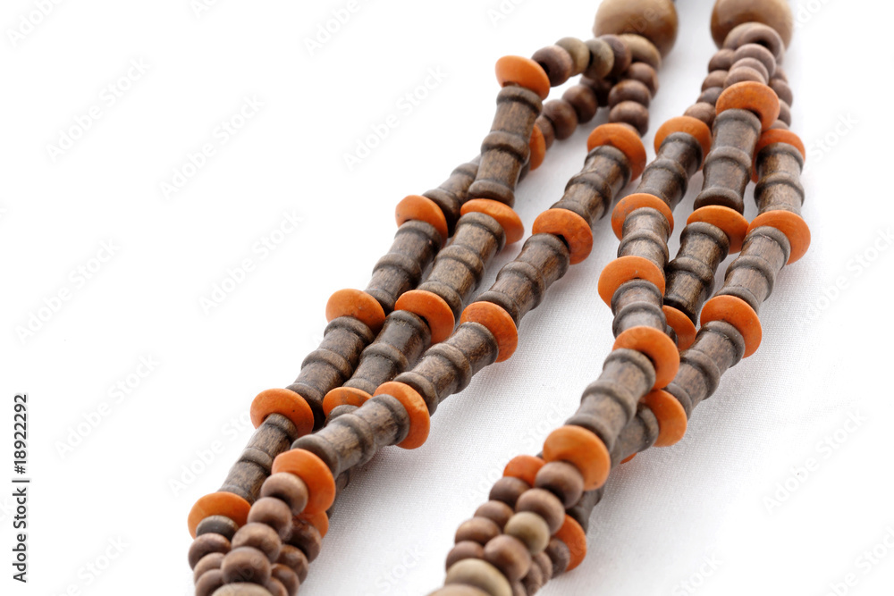 détail d'un collier de perles artisanal détail d'un collier de perles artisanal