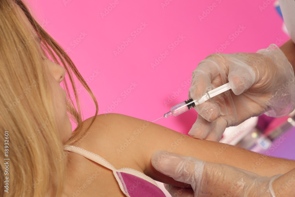 Enfant regarde l'injection du vaccin Enfant regarde l'injection du vaccin
