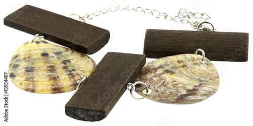 Tableau sur toile bracelet ethnique bois nacre fond blanc