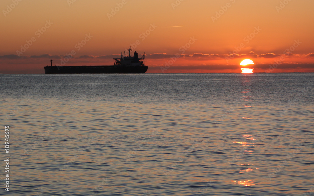 Fototapeta premium buque al amanecer 2