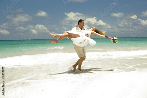 Canvas Print Wedding couple in Caribbean, by the sea.