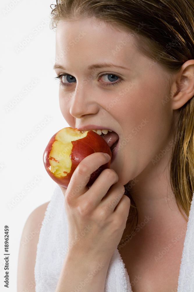 Blonde Frau isst roten Apfel der Sorte Elstar Blonde Frau isst roten Apfel der Sorte Elstar