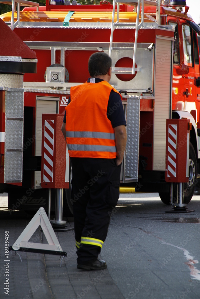 Fototapeta premium Feuerwehrmann mit Warnweste