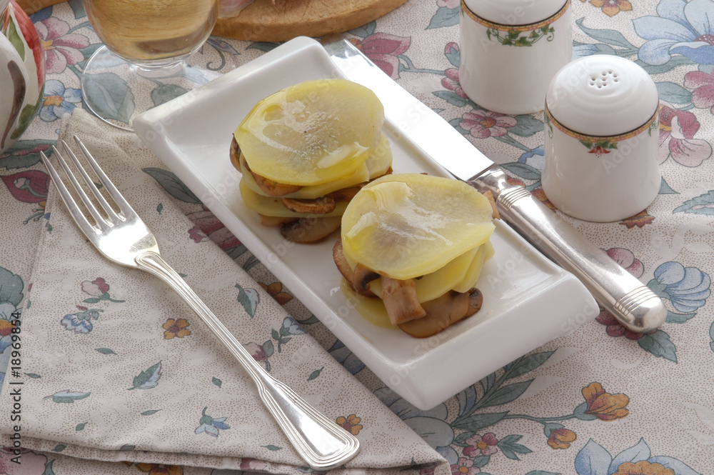 Tortino di patate e funghi porcini Contorni del Trentino A Stock