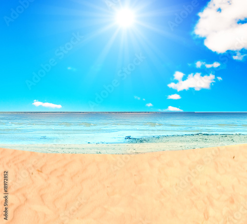 Fototapeta Naklejka Na Ścianę i Meble -  Sun over paradise sea shore