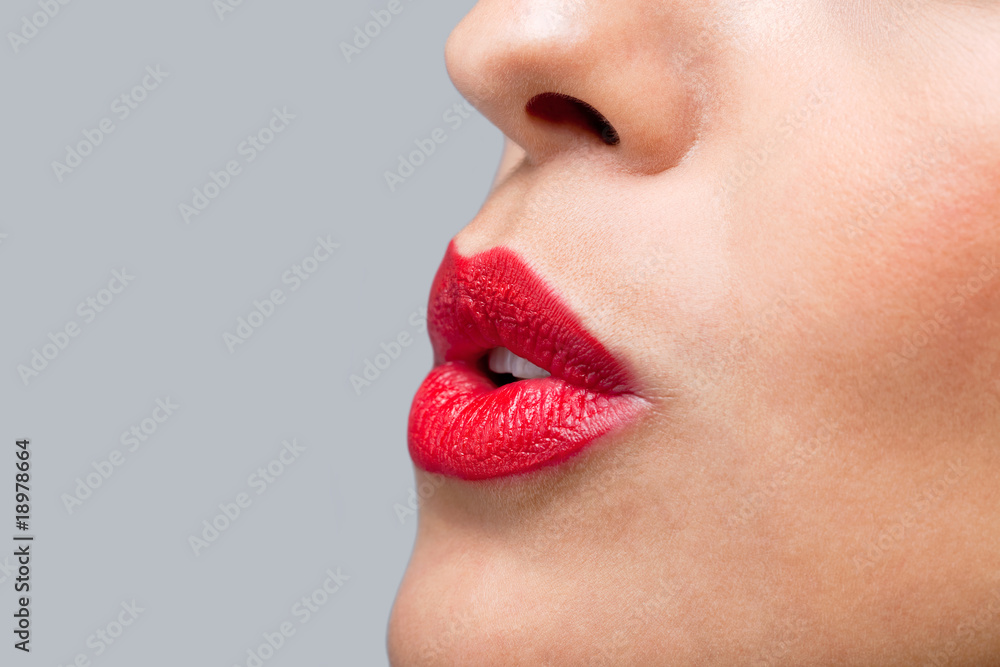 Naklejka premium Close up red lips blowing a kiss
