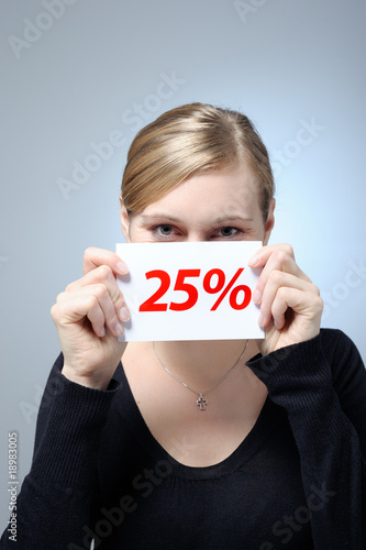 Junge Frau mit 25 Prozent Schild in den Händen