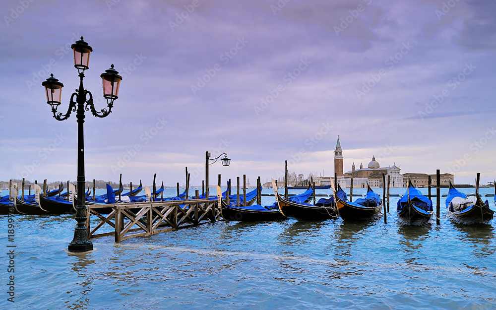 Venezia acqua alta, gondole