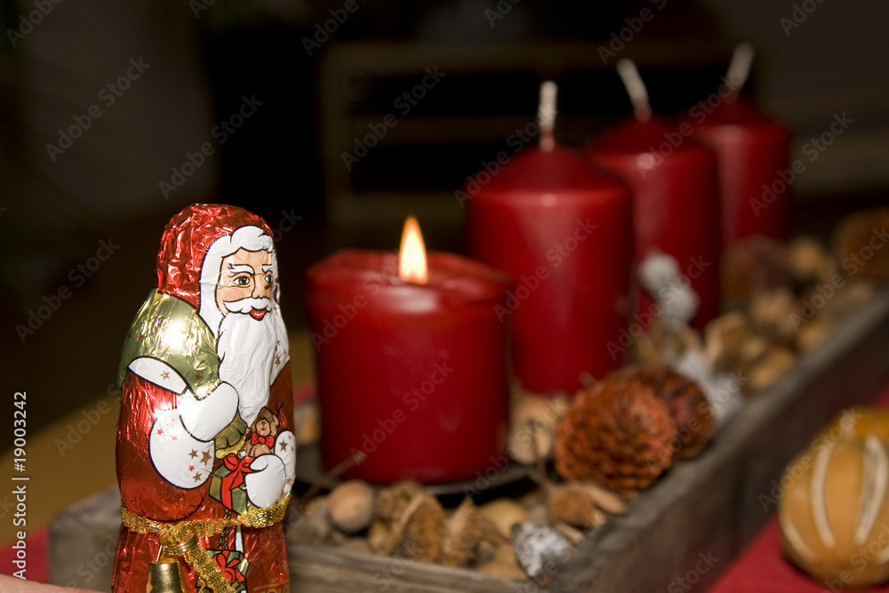 weihnachtsmann  mit adventskerzen