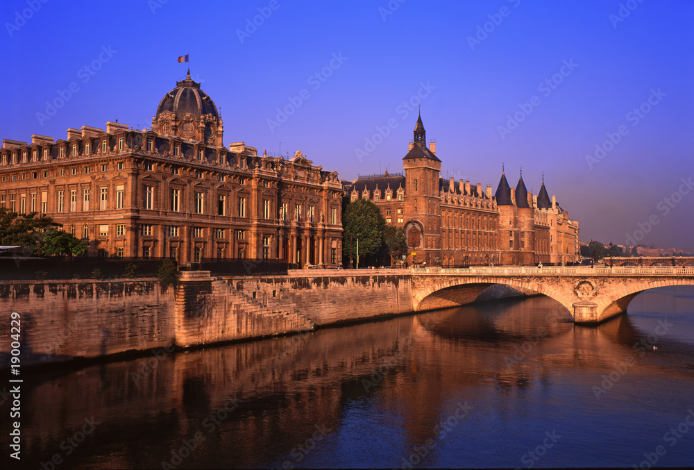 france,paris : conciergerie,tribunal de coommerce et pont au cha