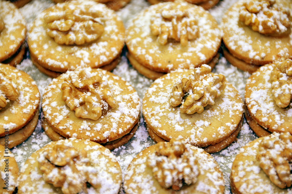 Weihnachtsbäckerei: Frisch gebackene Walnuss-Taler Stock-Foto | Adobe Stock