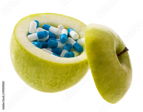 Apfel mit Tabletten Kapseln. Symbol für Vitamintabletten photo