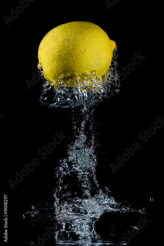 lemon in water