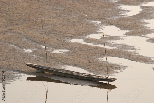 Billede på lærred Two boats on the riverbed of Mekong