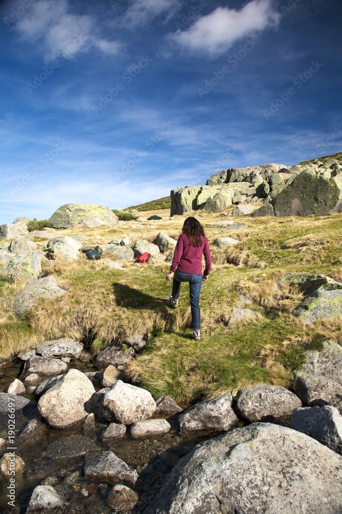 Fototapeta premium jeans woman walking on grass