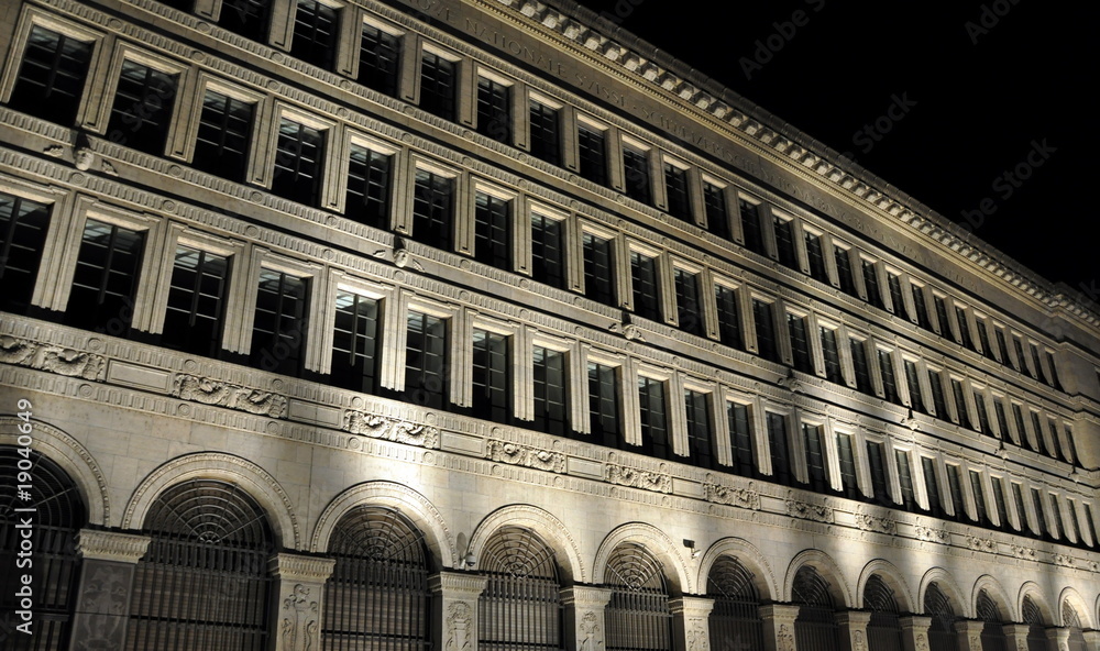 façade d'immeuble de nuit